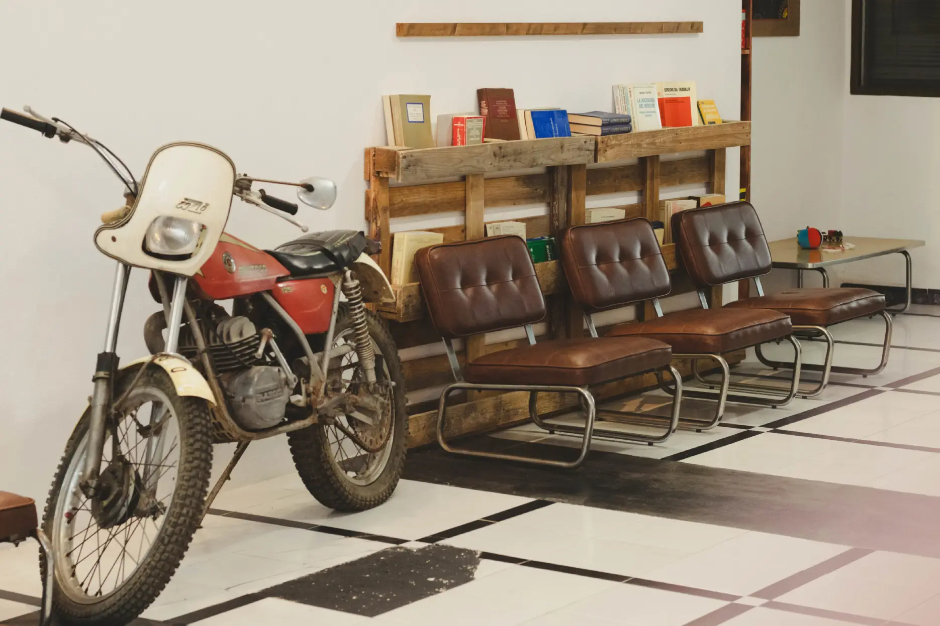 Moto en sala de espera