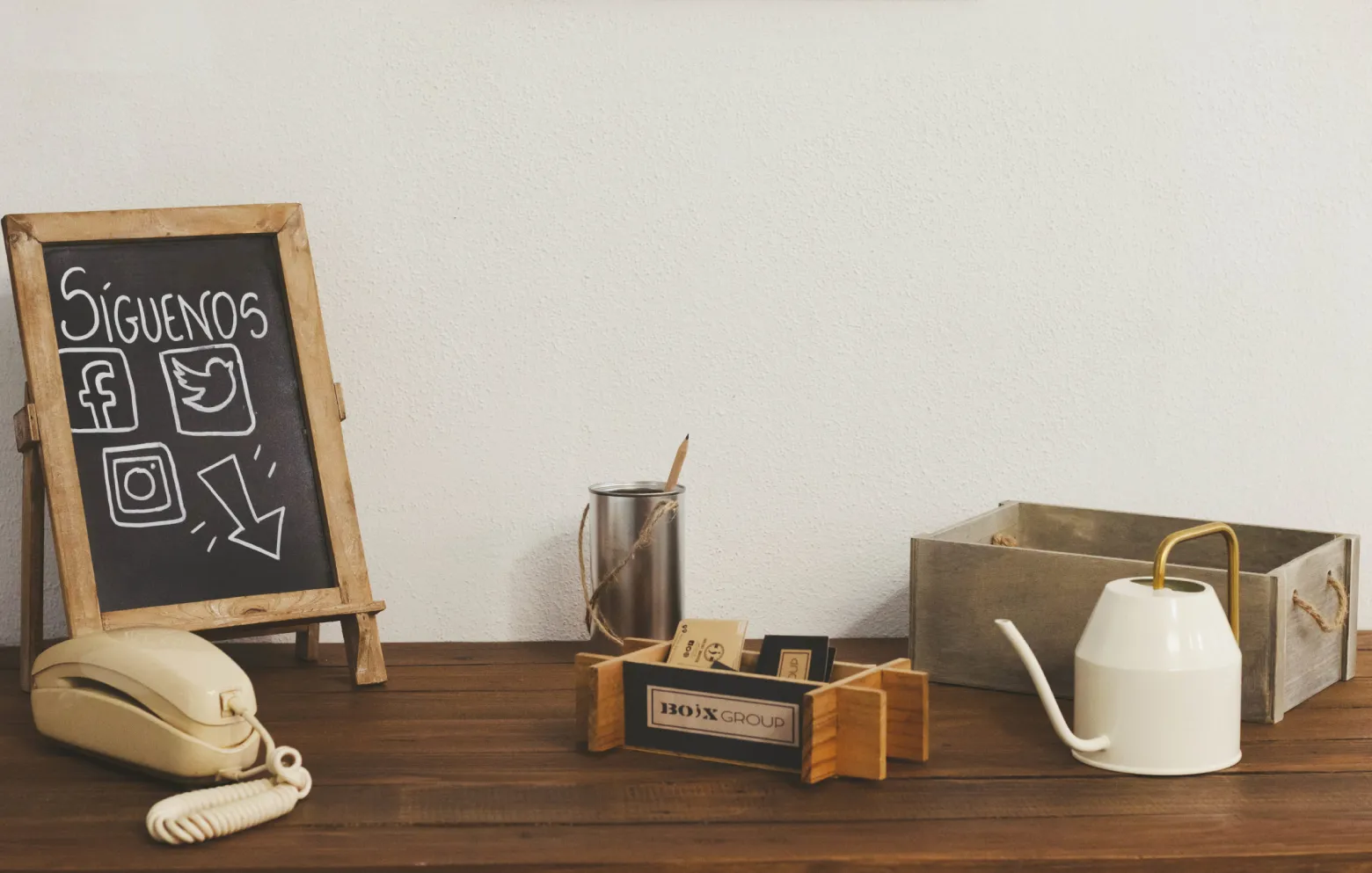 Detalle mesa con teléfono antiguo