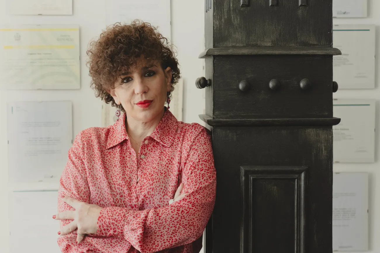 Susi Boix apoyada en columna